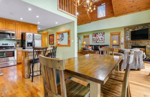 Charter Hills House | Lakeside w/hot tub, porch, pool table, fireplace, 2 king suites 1mile to resort