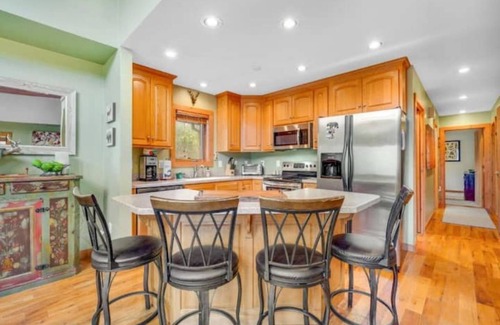 Charter Hills House | Lakeside w/hot tub, porch, pool table, fireplace, 2 king suites 1mile to resort