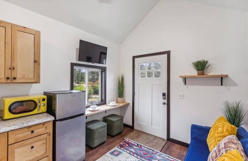 Lakeside Cottage | Lakeside’s Cozy Tiny House Escape - Walk to Beach & Downtown - Pet-Friendly