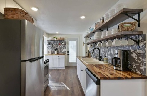 Rockaway Beach House | Laketown Cottages "Blue Anchor"