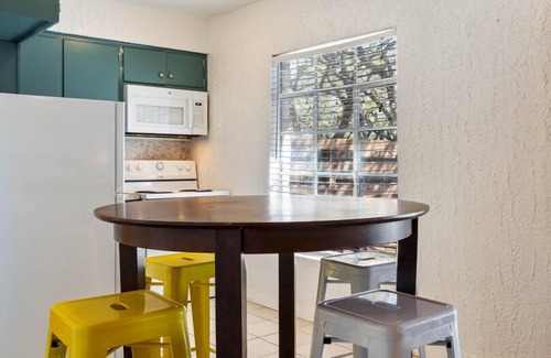 Volente Cabin | LakeTravis Bungalow 1