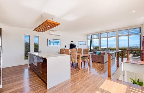 Warrenben House | Lakeview - A modern and beautifully designed holiday home