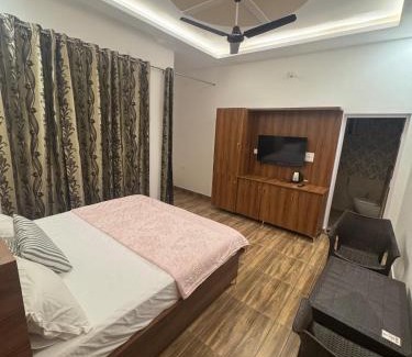 Tehri Apartment | Lakeview Bliss by the chamolis