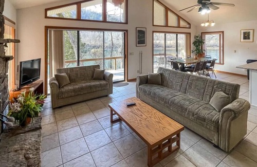 Lakeview House | Lakeview Campsite with Charming Cabins! Close to Blanchard Springs Cavern!