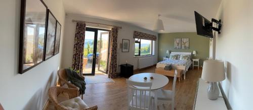 Enniskillen House | Lakeview Ensuite - Peaceful Country Escape