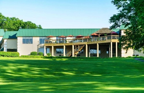 Cheat Lake Apartment | Lakeview Golf Resort Studio w Pool, BBQ & Fitness