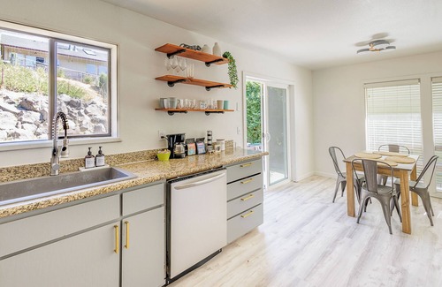 Altamont House | Lakeview Haven House in Klamath Falls - Family-sized house with board game
