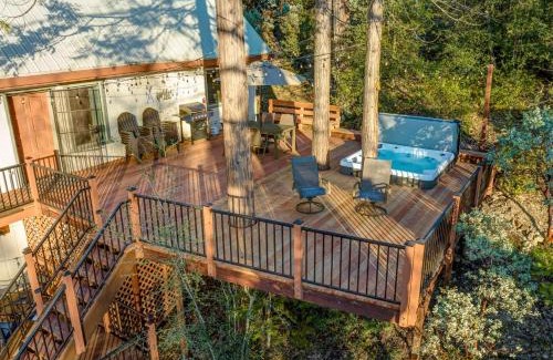 Bass Lake House | Lakeview Lodge w/Boat slip, hot tub, lake views
