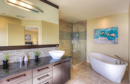 Westbank Villa | Lakeview, near beach with Heated Pool & Sauna