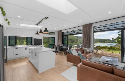 Whakamaru House | Lakeview Oasis - Lake Whakamaru Retreat