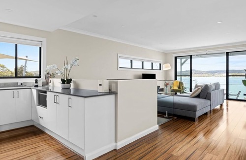 Speers Point House | Lakeview Oasis on The Esplanade