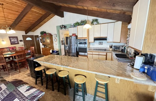 Lakehead House | Lakeview, Pool Table, Hot Tub, Marina, Sleeps 10 - Shasta Lakeshore Retreat #15
