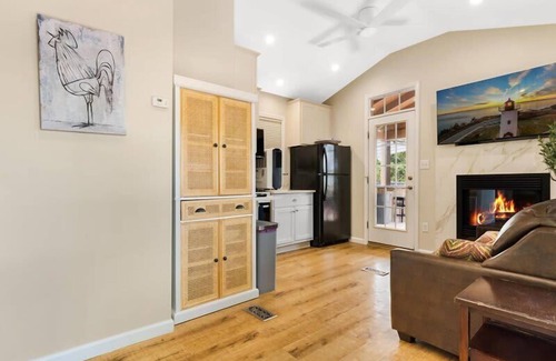 Sandwich House | LakeView, Private Beach,Firepit, Pool access
