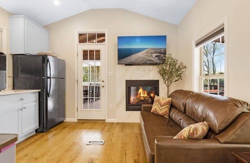 Sandwich House | LakeView, Private Beach,Firepit, Pool access