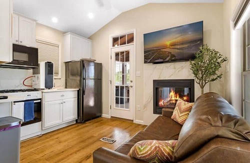 Sandwich House | LakeView, Private Beach,Firepit, Pool access