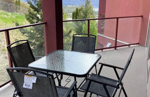 Shannon Lake Apartment | Lakeview Retreat in West Kelowna