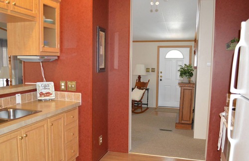 Calvin House | LAKEWAY GETAWAY - 6.5 acres with hiking trails. Raystown Lake Area. DOG FRIENDLY