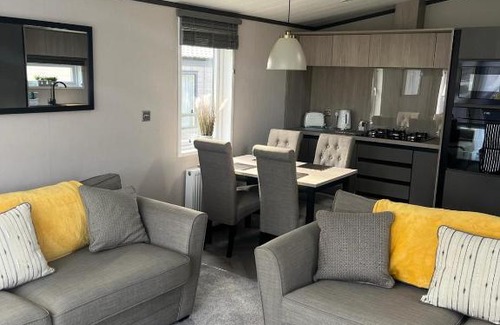 Malton House | Lakewood Retreat- Brickyard Lakes