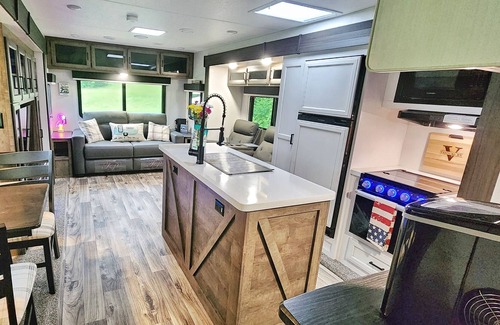 Whiteside House | LakinItEasy - Glamping at it's finest with Lake Views!