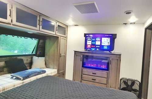 Whiteside House | LakinItEasy - Glamping at it's finest with Lake Views!