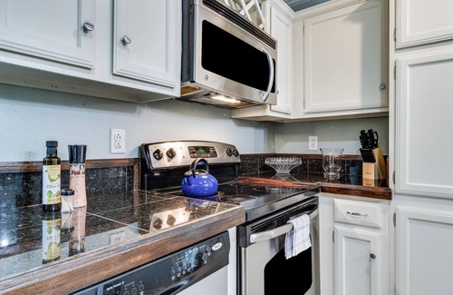 Lafayette House | LALALAND -2 master suites, king bed, comfort & location “No chores” at checkout