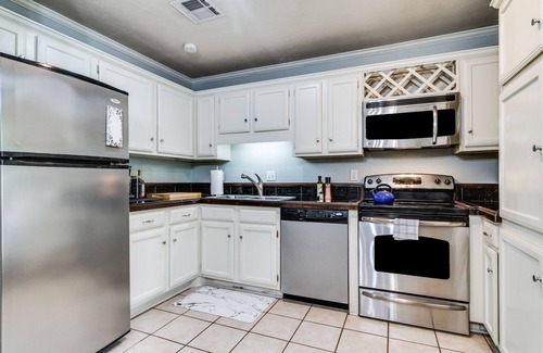 Lafayette House | LALALAND -2 master suites, king bed, comfort & location “No chores” at checkout