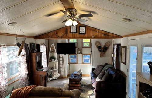 Bradford Cottage | Lamoka Lake 4-season tiny house for boating, ice-fishing, hunting, wineries