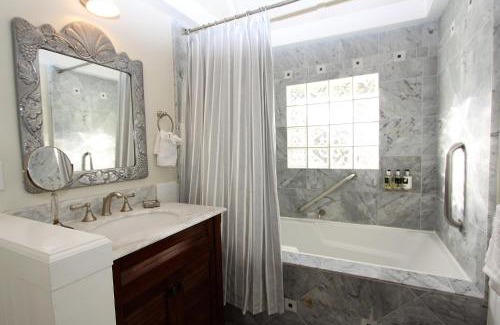 Golden Rectangle Hotel | Lamp Lighter Inn and Sunset Suites