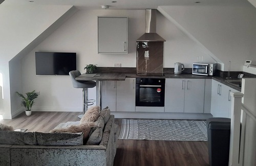 Larkhall Apartment | Lanarkshire Apartment- Views- Sleeps 4- Balcony