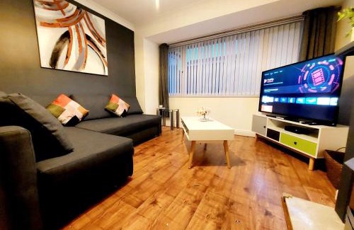 Newcastle-upon-Tyne Apartment | Lancaster House - Entire 4Bed House Serviced Accommodation Newcastle FREE WIFI & FREE 1 OFF STREET PARKING SPACE UK