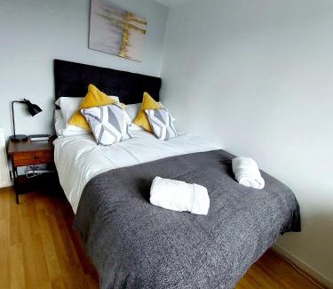 Newcastle-upon-Tyne Apartment | Lancaster House - Entire 4Bed House Serviced Accommodation Newcastle FREE WIFI & FREE 1 OFF STREET PARKING SPACE UK