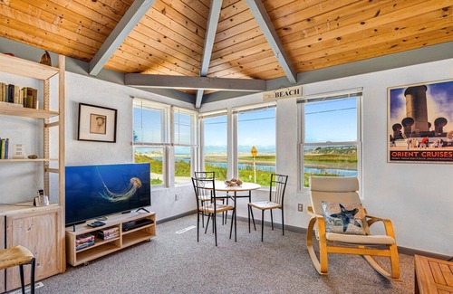 Salmon Creek House | Land's End: New England Style Beach Home! Sunsets! 3 min walk to Beach! WiFi