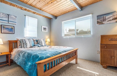 Salmon Creek House | Land's End: New England Style Beach Home! Sunsets! 3 min walk to Beach! WiFi