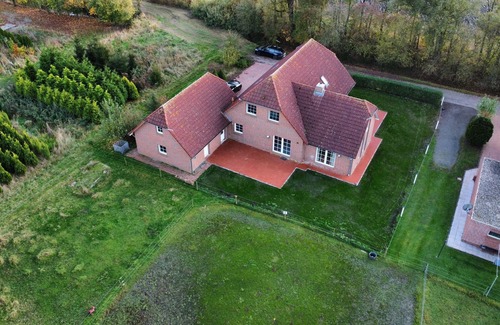 Loquard House | Landhaus Maarweg, large for 10 people, modern furnishings, fireplace, garden