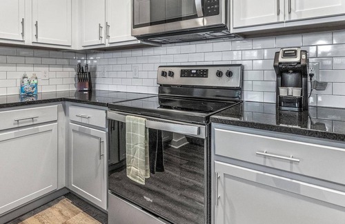 San Marco Apartment | Landing | Amazing 2BD, Pool, Gym