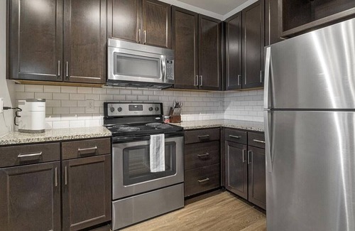 Crestline Heights Apartment | Landing at 4700 Colonnade - 2 Bedrooms in Overton
