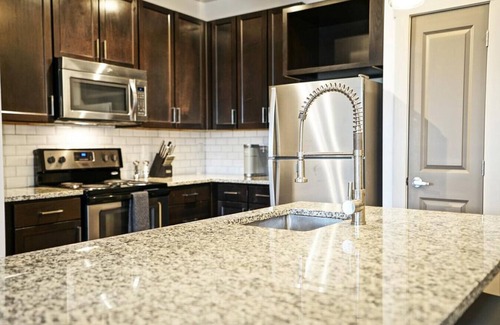 Crestline Heights Apartment | Landing at 4700 Colonnade - 2 Bedrooms in Overton