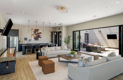 Brady Arts District Apartment | Landing at Flats on Archer - 1 Bedroom in Downtown