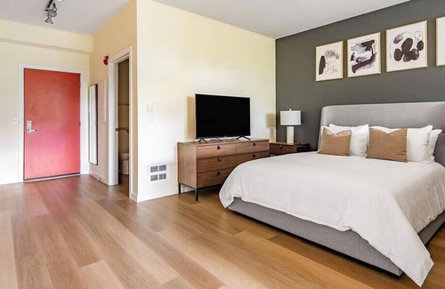 Everett Apartment | Landing at Library Place Apartments - Studio in Bayside
