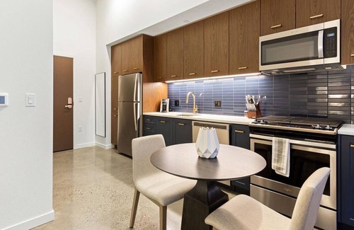 Uptown Apartment | Landing at Raleigh Slabtown - 1 Bedroom in Northwest Portland