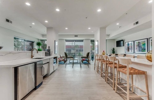 Tobin Hill Apartment | Landing | Beautiful 1BD, Pool, Gym