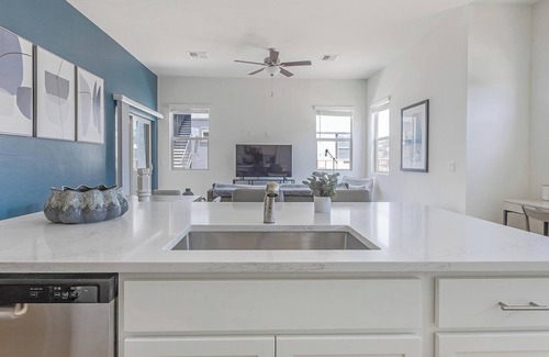 Casas Adobes Apartment | Landing | Beautiful 1BD, Pool