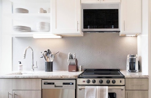 Tropic Apartment | Landing | Beautiful 1BD, Gym, Pool