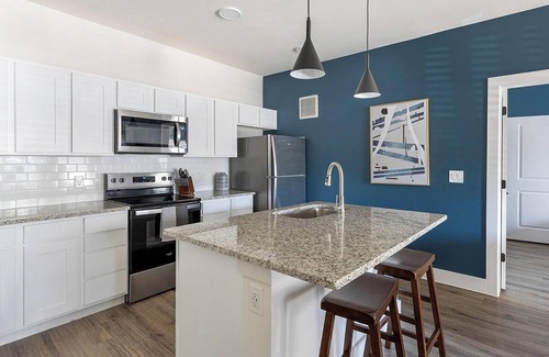 Venus Apartment | Landing | Beautiful 2BD, Clubhouse, Pool