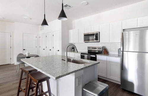 Venus Apartment | Landing | Beautiful 2BD, Clubhouse, Pool