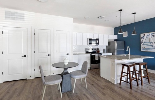 Venus Apartment | Landing | Beautiful 2BD, Clubhouse, Pool