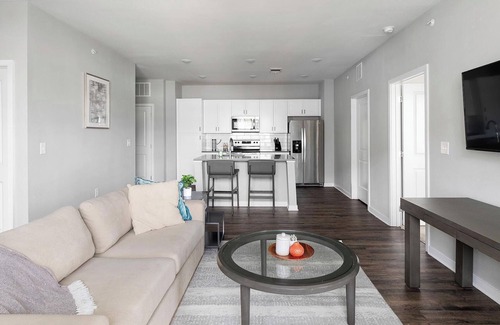 Madison Apartment | Landing | Beautiful 2BD, Pool, Gym