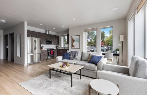 Hayden Island Apartment | Landing | Chic 1BD, Clubhouse, Gym