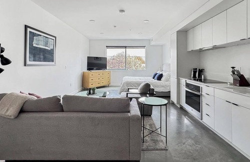 Liberty Wells Apartment | Landing | Chic Studio, Rooftop Lounge, Gym