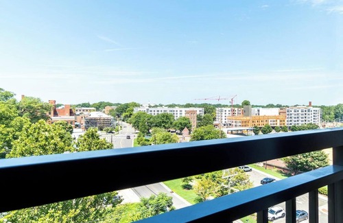 Downtown Apartment | Landing | Chic Studio, Courtyard, Gym